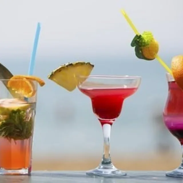 7 Reasons Why a Cocktail Making Class is the Best Way to Kick Off a Hen