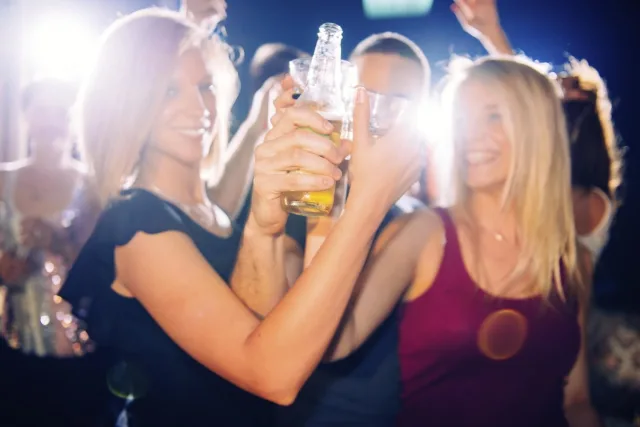 Toast in the club 000041230596 Medium