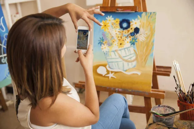 Artist sharing her work online 000074603435 Double