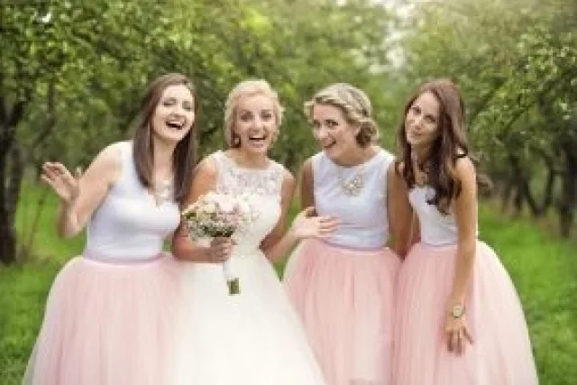 Bride with bridesmaids 000083749853 Large jpg 2024 06 20 132757 vuoz